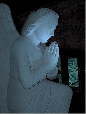 socha Archanjela Gabriela nasvietená modrým svetlom